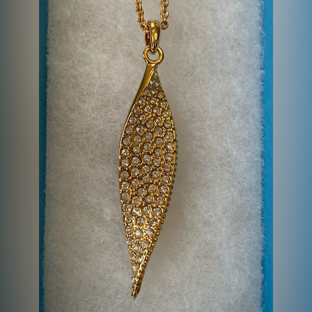 Do the Twist Pendant Necklace